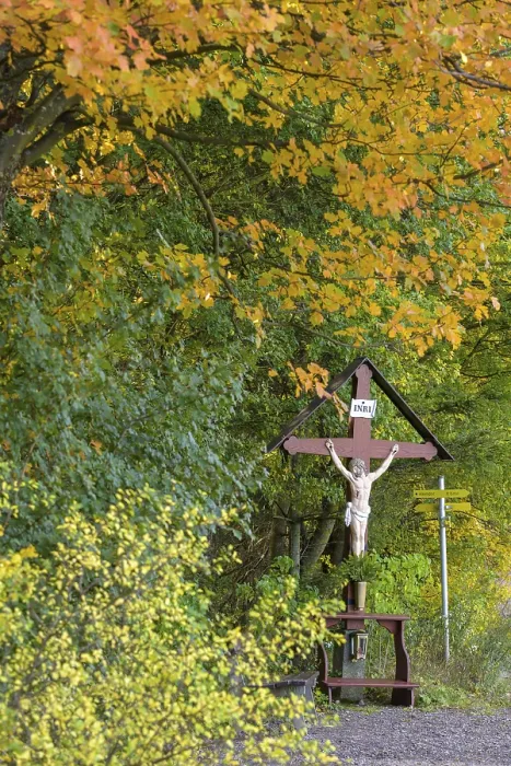 Gerahmter Druck : Wegkapelle am Waldrand. Gerahmter Druck : Wegkapelle am Waldrand.