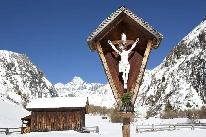 Gerahmter Druck : Wegkapelle mit dem Großglockner Gerahmter Druck : Wegkapelle mit dem Großglockner