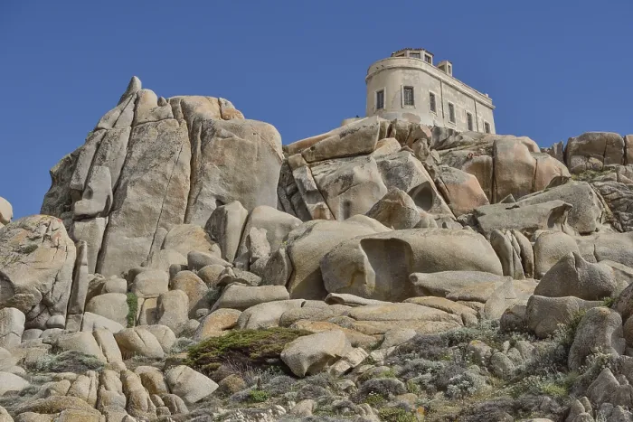 Gerahmter Druck : Verwitterte Granitfelsen bei Capo Testa. Gerahmter Druck : Verwitterte Granitfelsen bei Capo Testa.