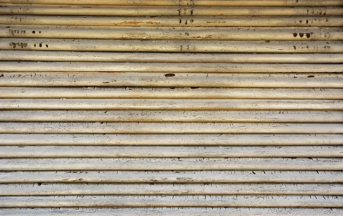 Gerahmter Druck : Verwitterter alter Ladengeschäfts-Schutzläden. Gerahmter Druck : Verwitterter alter Ladengeschäfts-Schutzläden.