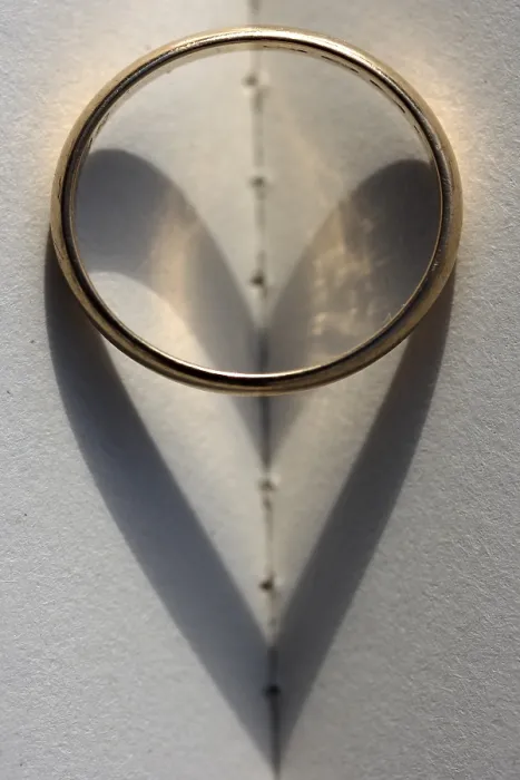 Gerahmter Druck : Ehering, herzförmiger Schatten. Gerahmter Druck : Ehering, herzförmiger Schatten.
