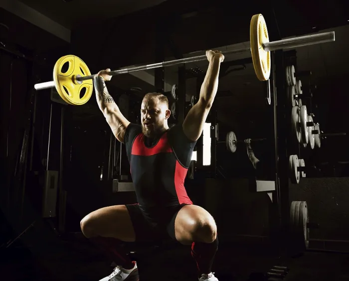 Gerahmter Druck : Leichtathlet macht ein Krafttraining mit einem Barbell. Gerahmter Druck : Leichtathlet macht ein Krafttraining mit einem Barbell.