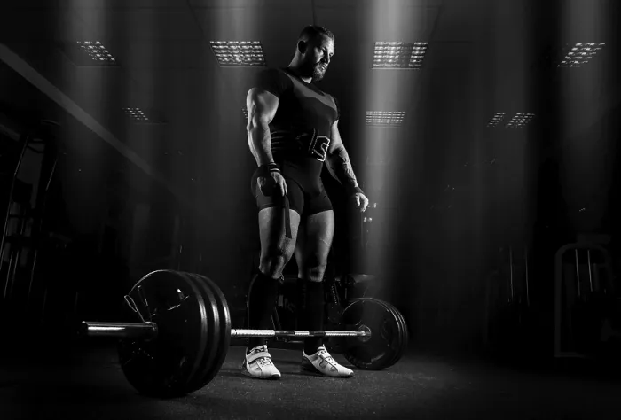 Gerahmter Druck : Der Gewichtheber bereitet sich darauf vor, ein Übung namens Deadlift auszuführen. Gerahmter Druck : Der Gewichtheber bereitet sich darauf vor, ein Übung namens Deadlift auszuführen.