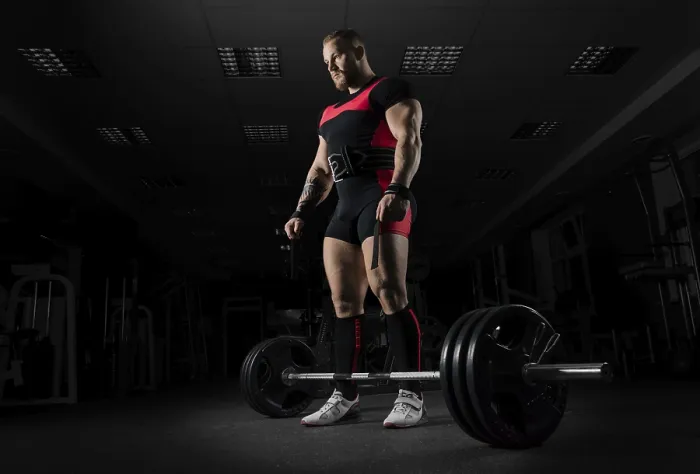 Gerahmter Druck : Der Gewichtheber bereitet sich darauf vor, ein Übung namens Deadlift auszuführen. Gerahmter Druck : Der Gewichtheber bereitet sich darauf vor, ein Übung namens Deadlift auszuführen.
