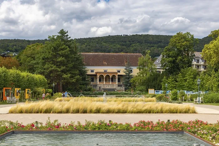 Gerahmter Druck : Schloss Weikersdorf im Doblhoffpark Gerahmter Druck : Schloss Weikersdorf im Doblhoffpark