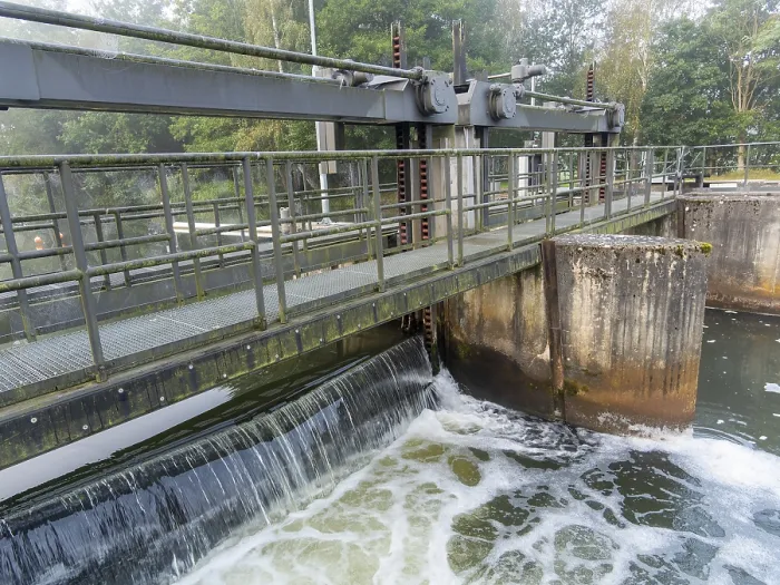 Gerahmter Druck : Wehr und Schleuse auf der Spree Gerahmter Druck : Wehr und Schleuse auf der Spree
