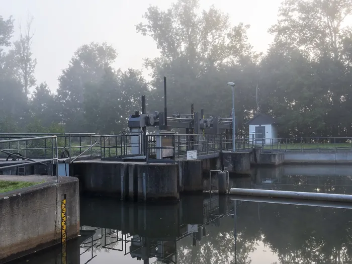 Gerahmter Druck : Wehr und Schleuse auf der Spree, Schlepzig, Spreewald, Brandenburg, Deutschland Gerahmter Druck : Wehr und Schleuse auf der Spree, Schlepzig, Spreewald, Brandenburg, Deutschland