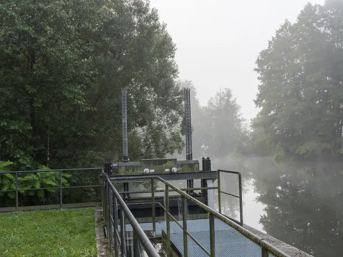 Gerahmter Druck : Wehr und Schleuse an der Spree in Schlepzig, Spreewald, Brandenburg, Deutschland Gerahmter Druck : Wehr und Schleuse an der Spree in Schlepzig, Spreewald, Brandenburg, Deutschland