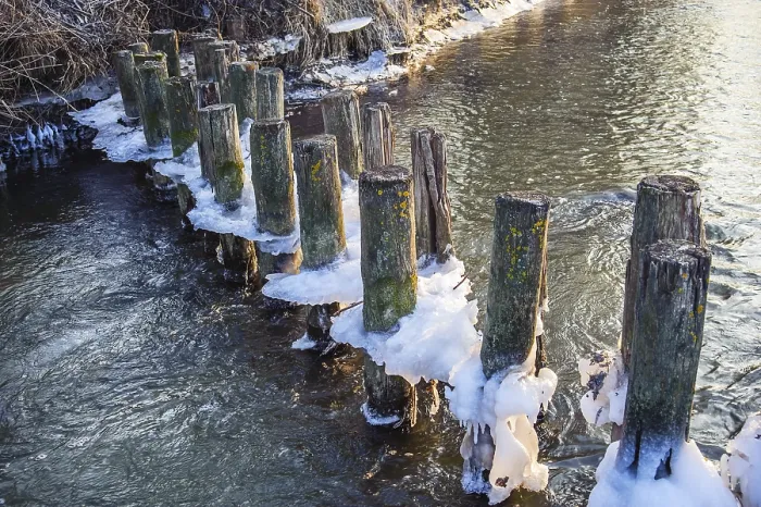 Gerahmter Druck : Eis auf dem Wehr in der Fluss. Gerahmter Druck : Eis auf dem Wehr in der Fluss.
