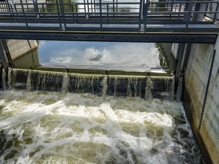 Gerahmter Druck : Wehr auf der Spree mit Brücke. Gerahmter Druck : Wehr auf der Spree mit Brücke.