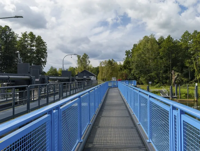 Gerahmter Druck : Wehr auf der Spree mit Brücke. Gerahmter Druck : Wehr auf der Spree mit Brücke.