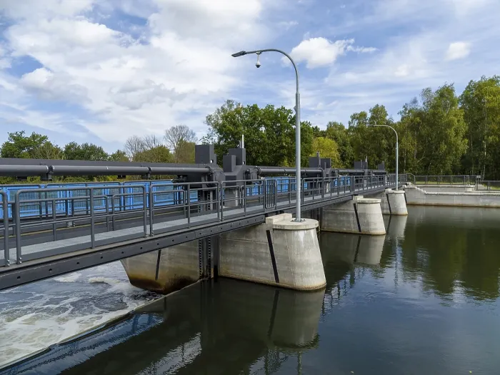 Gerahmter Druck : Wehr an der Spree mit Brücke