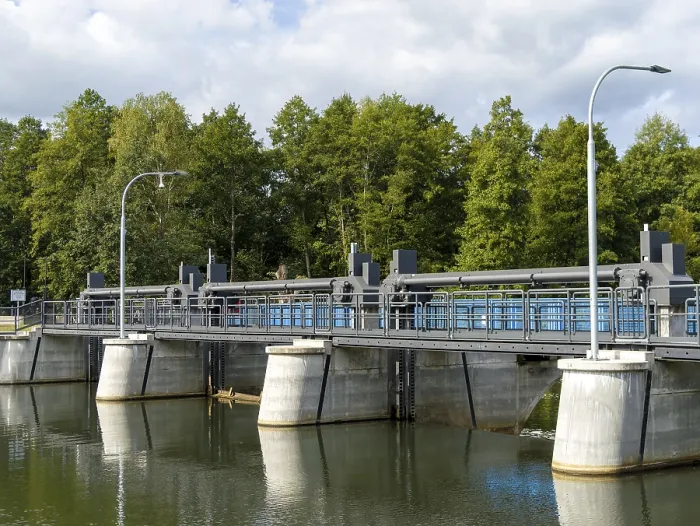 Gerahmter Druck : Wehr am Spreeufer mit Brücke Gerahmter Druck : Wehr am Spreeufer mit Brücke