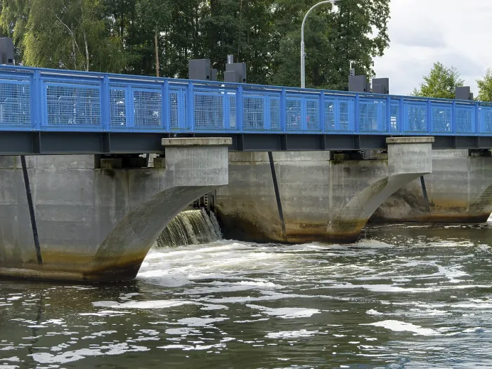 Gerahmter Druck : Wehr auf der Spree mit Brücke. Gerahmter Druck : Wehr auf der Spree mit Brücke.