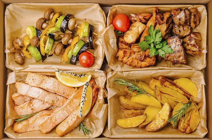 Gerahmter Druck : Ein ausbalanciertes Catering-Box, die in vier Abschnitte geteilt wird. Gerahmter Druck : Ein ausbalanciertes Catering-Box, die in vier Abschnitte geteilt wird.