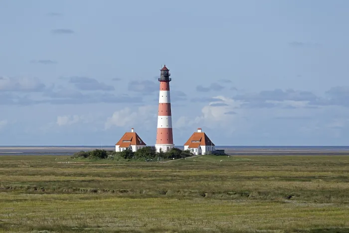 Gerahmter Druck : Leuchtturm Westerhever mit Wolkenhimmel. Gerahmter Druck : Leuchtturm Westerhever mit Wolkenhimmel.