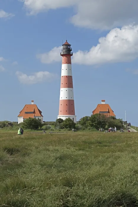 Gerahmter Druck : Leuchtturm Westerhever mit Wolkenhimmel.