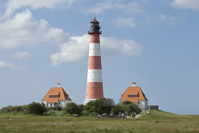 Gerahmter Druck : Leuchtturm Westerhever mit Wolkenhimmel. Gerahmter Druck : Leuchtturm Westerhever mit Wolkenhimmel.