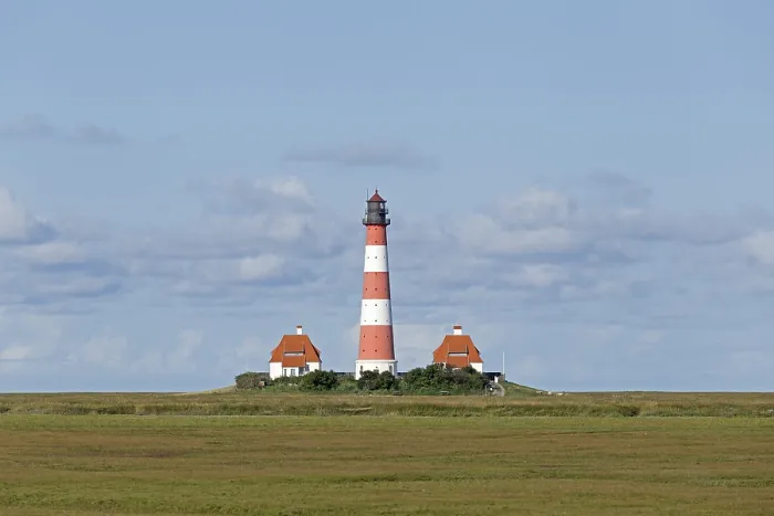 Gerahmter Druck : Leuchtturm Westerhever mit Wolkenhimmel. Gerahmter Druck : Leuchtturm Westerhever mit Wolkenhimmel.