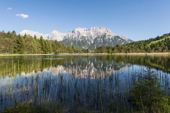 Gerahmter Druck : Westliche Karwendelspitze spiegelt sich im Luttensee.