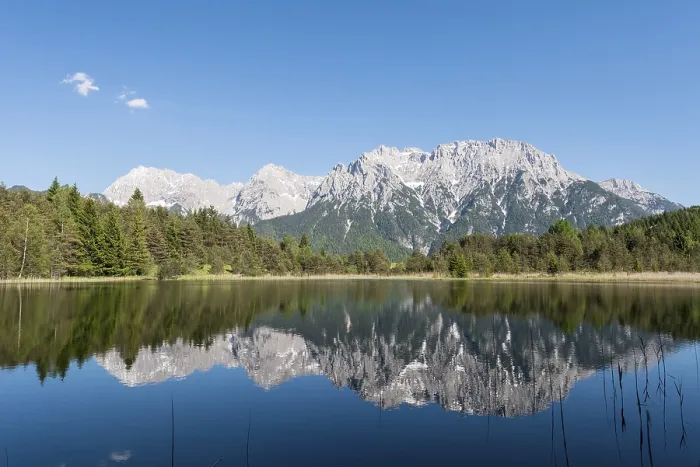 Gerahmter Druck : Der Westgipfel des Karwendelspitze wird im Luttensee gespiegelt. Gerahmter Druck : Der Westgipfel des Karwendelspitze wird im Luttensee gespiegelt.