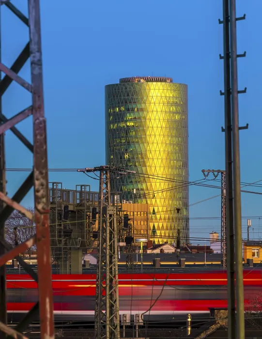 Gerahmter Druck : Westhafen-Turm im Abendsonnenlicht. Gerahmter Druck : Westhafen-Turm im Abendsonnenlicht.