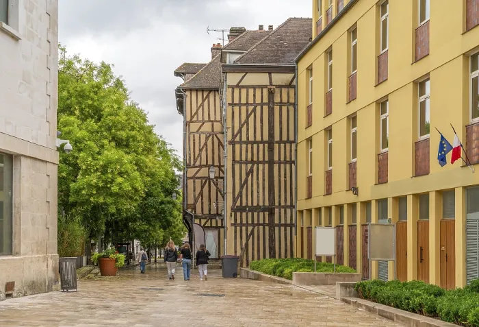 Gerahmter Druck : Nasse Eindrücke von Troyes. Gerahmter Druck : Nasse Eindrücke von Troyes.
