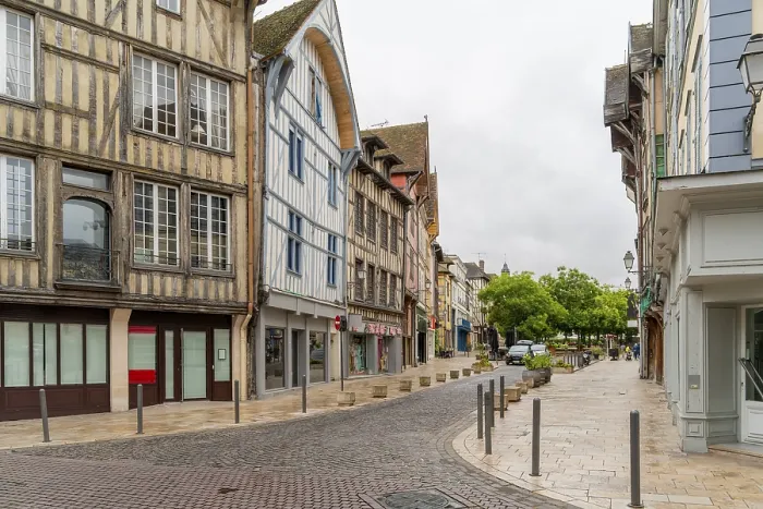 Gerahmter Druck : Nassimpression von Troyes. Gerahmter Druck : Nassimpression von Troyes.