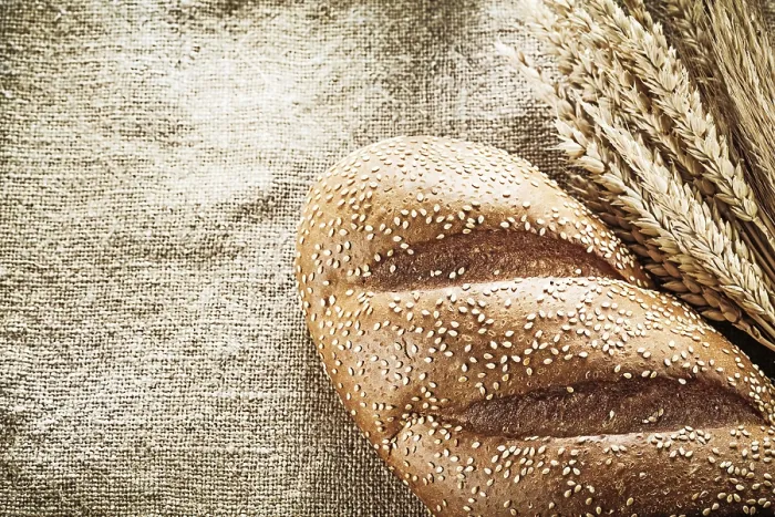 Gerahmter Druck : Weizenähren Brot auf Jutehintergrund Gerahmter Druck : Weizenähren Brot auf Jutehintergrund