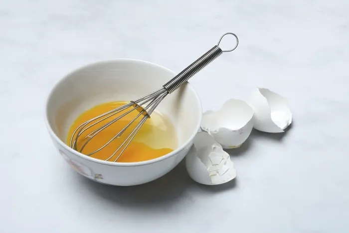 Gerahmter Druck : Gerührtes Ei in der Schale mit Rührlöffel, Eischalen. Gerahmter Druck : Gerührtes Ei in der Schale mit Rührlöffel, Eischalen.