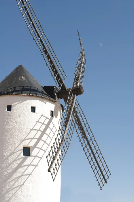 Gerahmter Druck : Weißer alter Windmühlenflügel. Hintergrund blauer Himmel. Gerahmter Druck : Weißer alter Windmühlenflügel. Hintergrund blauer Himmel.
