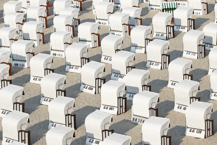 Gerahmter Druck : Weiße Strandstühle am Strand. Gerahmter Druck : Weiße Strandstühle am Strand.