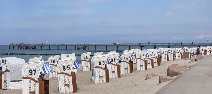 Gerahmter Druck : Weiße Strandstühle auf dem Strand. Gerahmter Druck : Weiße Strandstühle auf dem Strand.