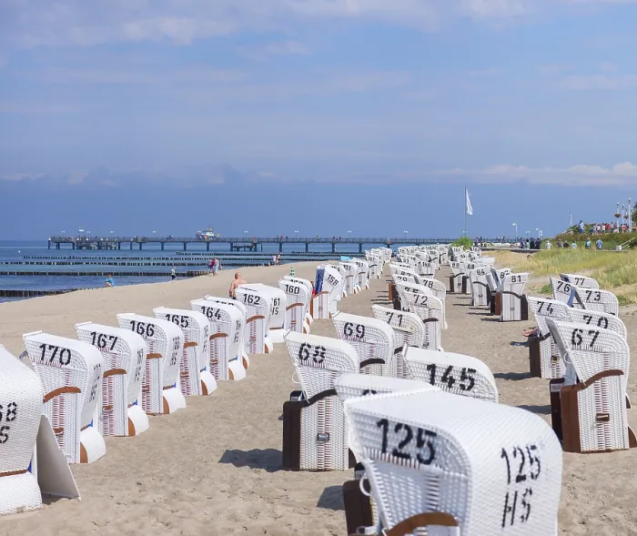 Gerahmter Druck : Weiße Strandstühle am Strand. Gerahmter Druck : Weiße Strandstühle am Strand.