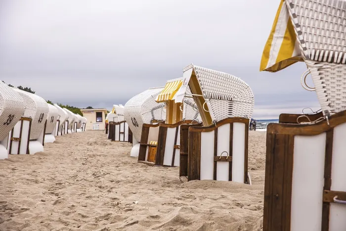 Gerahmter Druck : Weiße Strandstühle am Strand. Gerahmter Druck : Weiße Strandstühle am Strand.