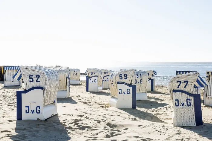 Gerahmter Druck : Weiße Strandstühle und Matschflächen. Gerahmter Druck : Weiße Strandstühle und Matschflächen.