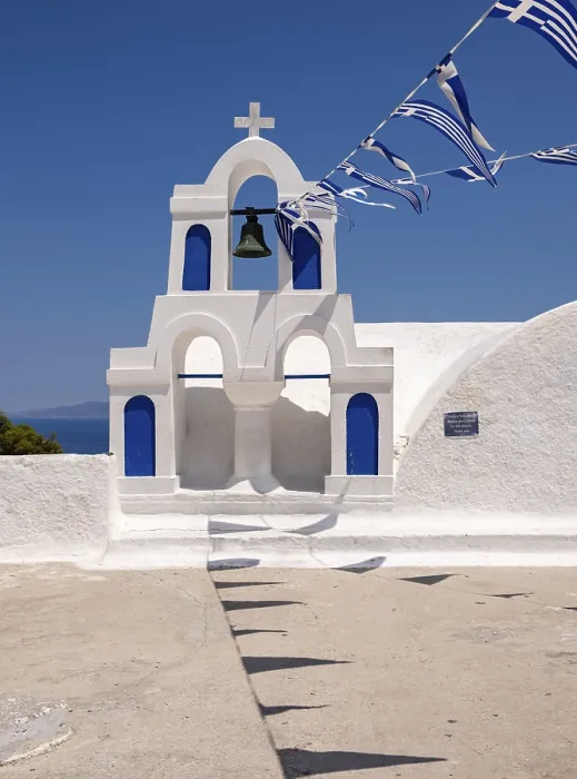 Gerahmter Druck : Weißer Glockenturm mit griechischen Flaggen. Gerahmter Druck : Weißer Glockenturm mit griechischen Flaggen.