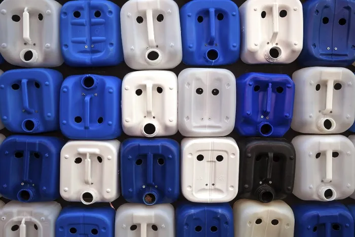 Gerahmter Druck : Weiße und blaue Plastikkästchen mit Gesichtern. Gerahmter Druck : Weiße und blaue Plastikkästchen mit Gesichtern.