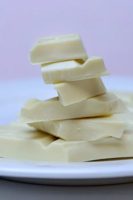 Gerahmter Druck : Weißer Schokoladenkuchen mit Schokostückchen Gerahmter Druck : Weißer Schokoladenkuchen mit Schokostückchen