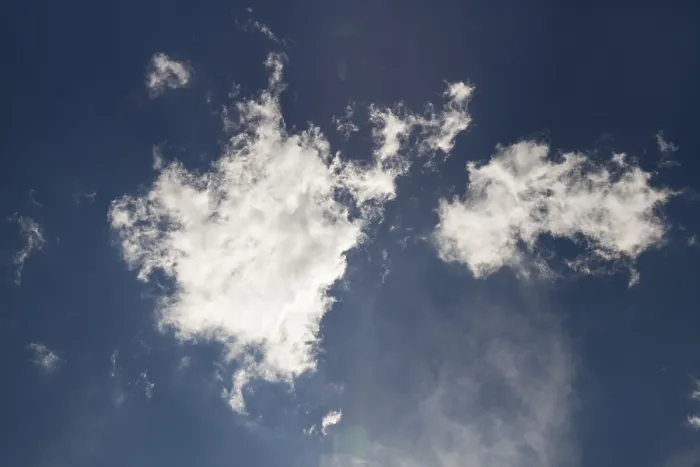 Gerahmter Druck : Weißer Wolken gegen einen blauen Himmel.