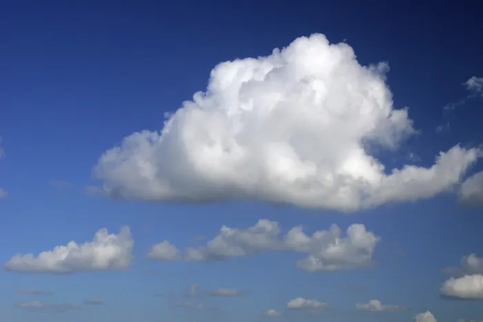Gerahmter Druck : Weißer Wolken am blauen Himmel. Gerahmter Druck : Weißer Wolken am blauen Himmel.