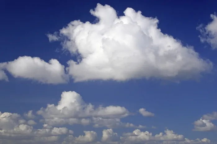 Gerahmter Druck : Weißer Wolken am blauen Himmel. Gerahmter Druck : Weißer Wolken am blauen Himmel.