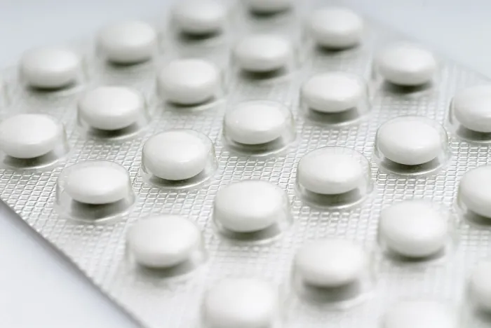 Gerahmter Druck : Tabletten in weißer Hülle in Blisterverpackung Gerahmter Druck : Tabletten in weißer Hülle in Blisterverpackung