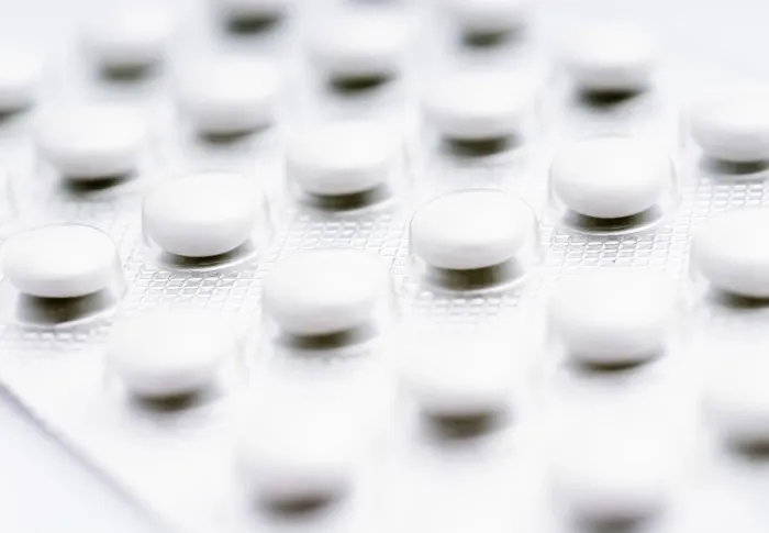 Gerahmter Druck : Weiße Tabletten in Blisterverpackung.