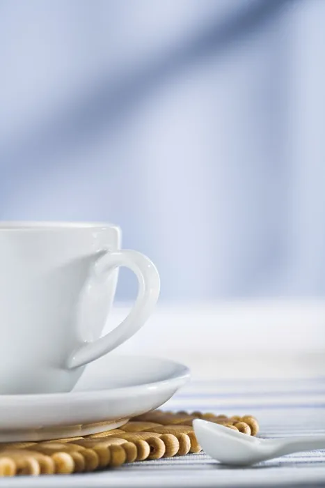 Gerahmter Druck : Weißer Kaffeebecher und Löffel. Gerahmter Druck : Weißer Kaffeebecher und Löffel.