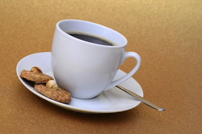 Gerahmter Druck : Weißer Kaffeebecher, Kaffee und Biscuits. Gerahmter Druck : Weißer Kaffeebecher, Kaffee und Biscuits.