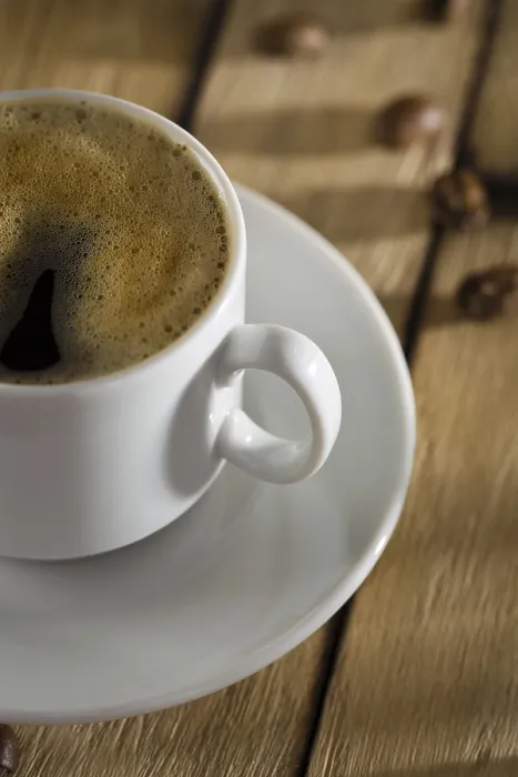 Gerahmter Druck : Weißer Becher mit Kaffee. Gerahmter Druck : Weißer Becher mit Kaffee.