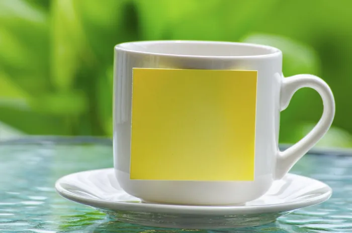 Gerahmter Druck : Weißer Becher mit leeren klebrigen Notizblock. Gerahmter Druck : Weißer Becher mit leeren klebrigen Notizblock.