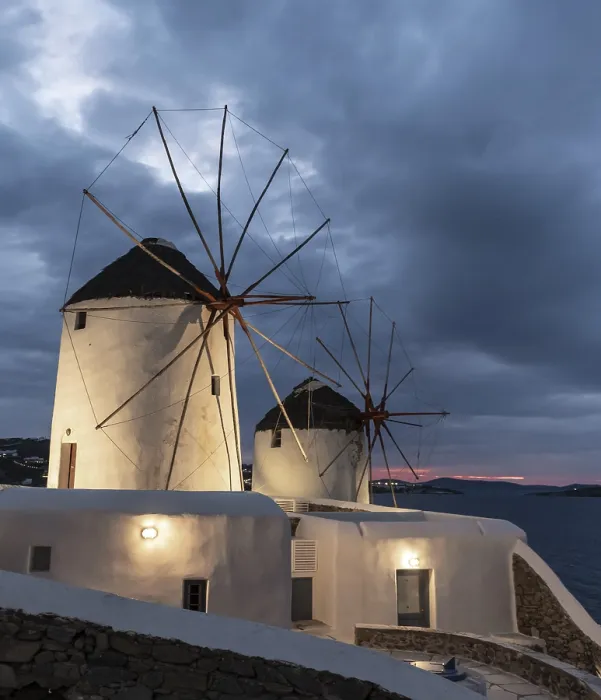 Gerahmter Druck : Weißer cycladischer Haus mit Windmühlen. Gerahmter Druck : Weißer cycladischer Haus mit Windmühlen.