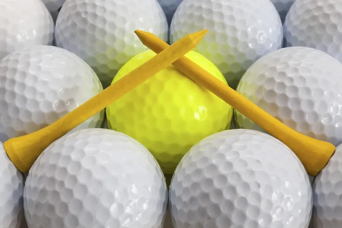 Gerahmter Druck : Weißer Golfpfeil und verschiedene Teeboxen Gerahmter Druck : Weißer Golfpfeil und verschiedene Teeboxen